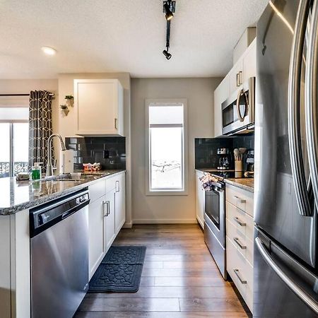 Bright Luxe Condo, Ac, Top Floor, King Bed, Balcony! Едмънтън Екстериор снимка