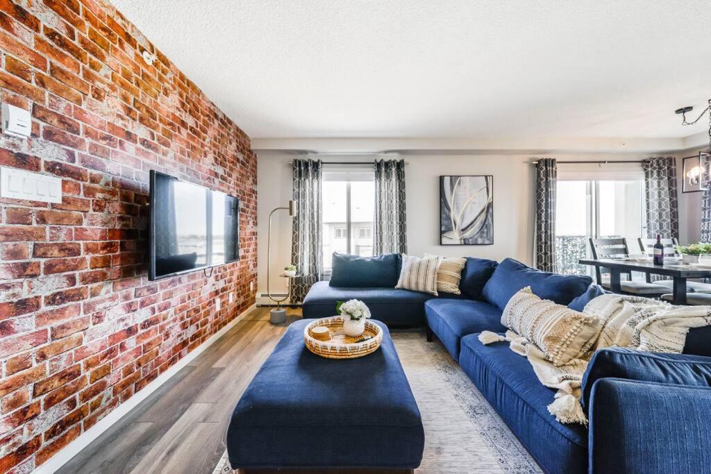 Bright Luxe Condo, Ac, Top Floor, King Bed, Balcony! Едмънтън Екстериор снимка