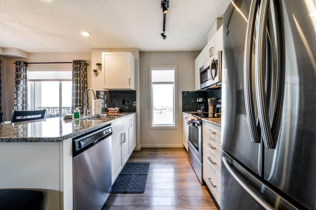 Bright Luxe Condo, Ac, Top Floor, King Bed, Balcony! Едмънтън Екстериор снимка