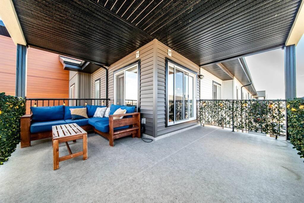 Bright Luxe Condo, Ac, Top Floor, King Bed, Balcony! Едмънтън Екстериор снимка