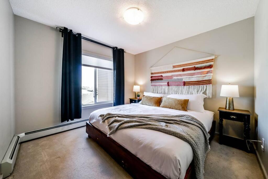 Bright Luxe Condo, Ac, Top Floor, King Bed, Balcony! Едмънтън Екстериор снимка