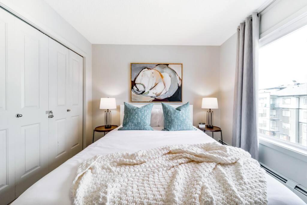 Bright Luxe Condo, Ac, Top Floor, King Bed, Balcony! Едмънтън Екстериор снимка
