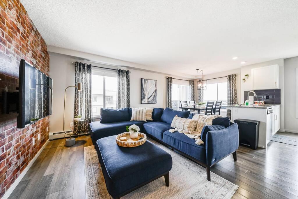 Bright Luxe Condo, Ac, Top Floor, King Bed, Balcony! Едмънтън Екстериор снимка