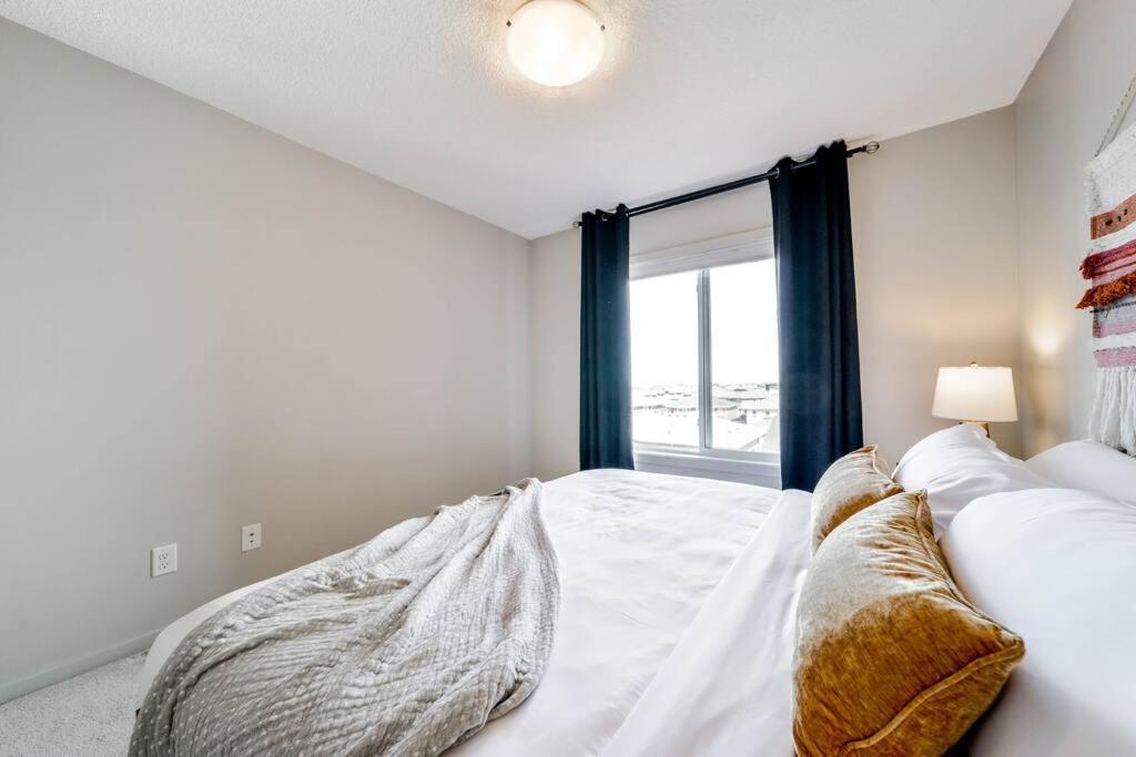 Bright Luxe Condo, Ac, Top Floor, King Bed, Balcony! Едмънтън Екстериор снимка