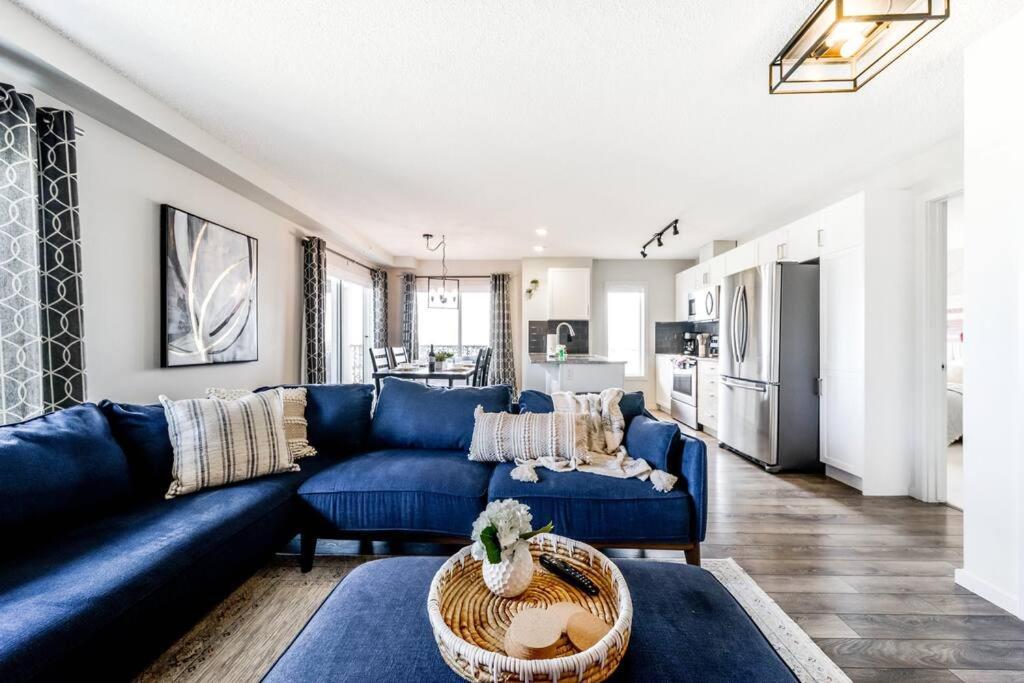 Bright Luxe Condo, Ac, Top Floor, King Bed, Balcony! Едмънтън Екстериор снимка