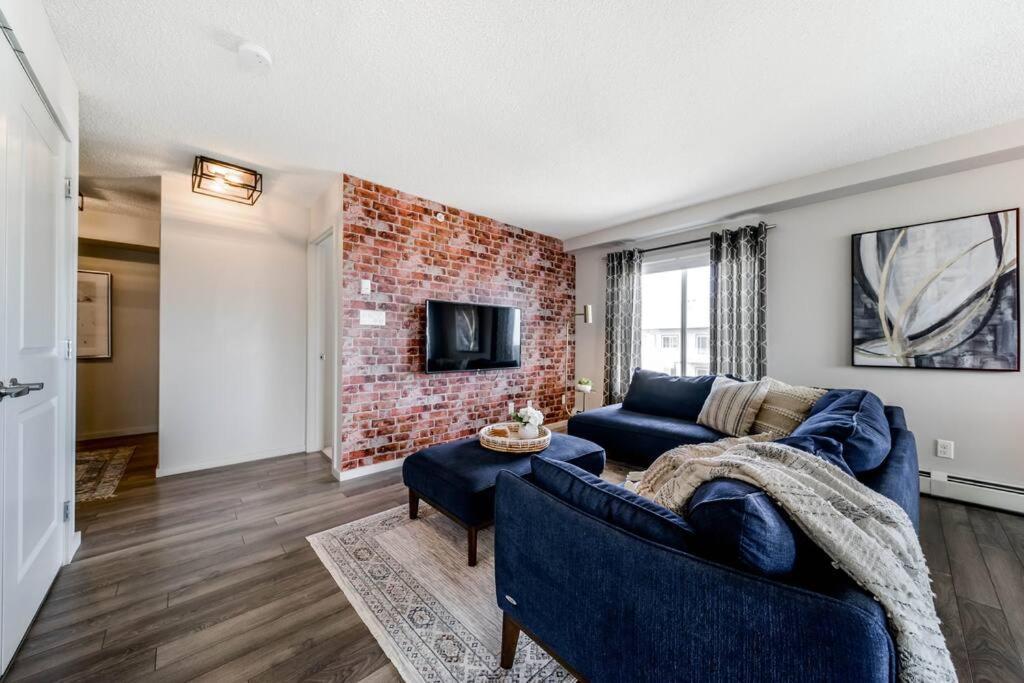 Bright Luxe Condo, Ac, Top Floor, King Bed, Balcony! Едмънтън Екстериор снимка