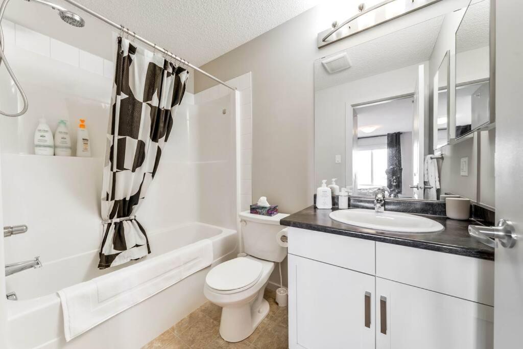 Bright Luxe Condo, Ac, Top Floor, King Bed, Balcony! Едмънтън Екстериор снимка