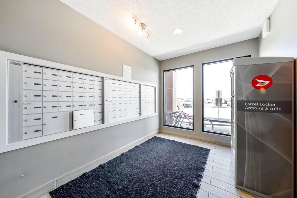 Bright Luxe Condo, Ac, Top Floor, King Bed, Balcony! Едмънтън Екстериор снимка