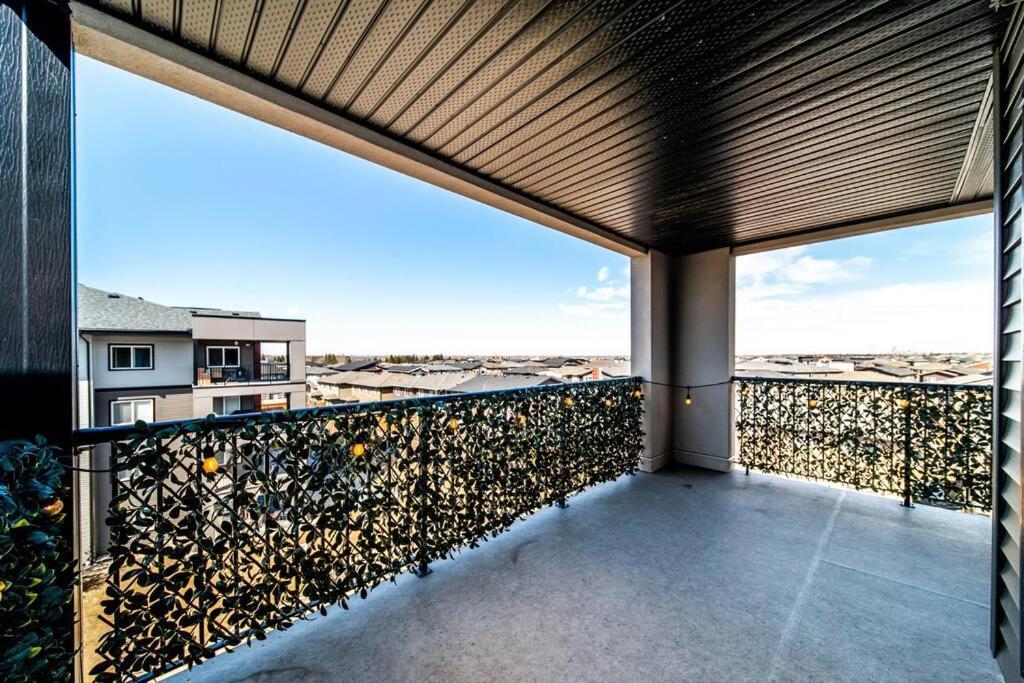 Bright Luxe Condo, Ac, Top Floor, King Bed, Balcony! Едмънтън Екстериор снимка