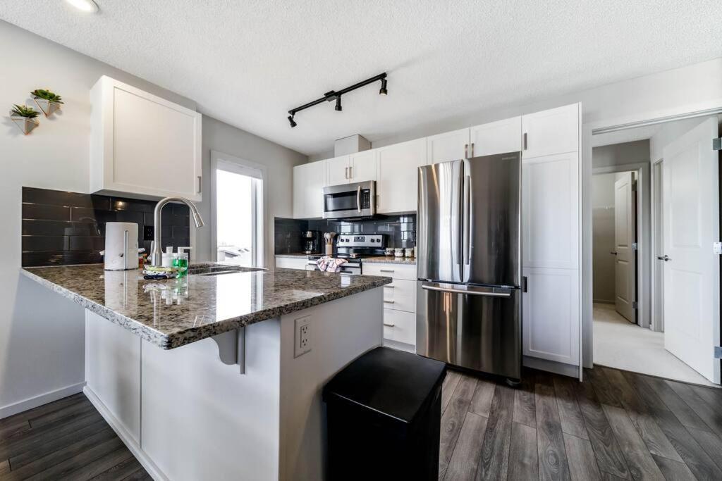 Bright Luxe Condo, Ac, Top Floor, King Bed, Balcony! Едмънтън Екстериор снимка