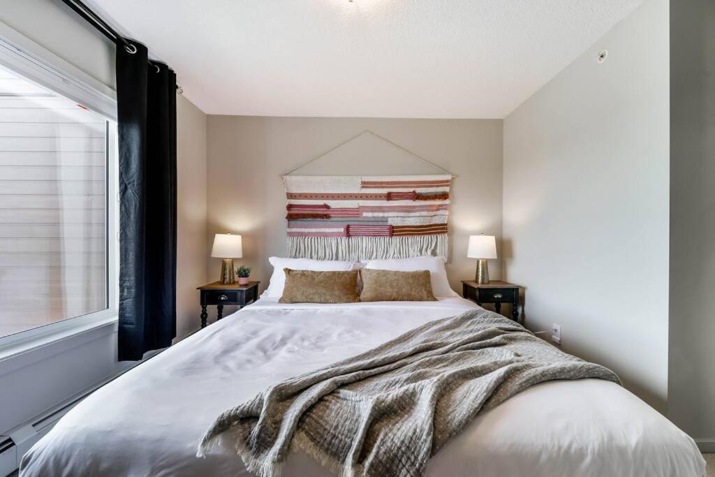 Bright Luxe Condo, Ac, Top Floor, King Bed, Balcony! Едмънтън Екстериор снимка