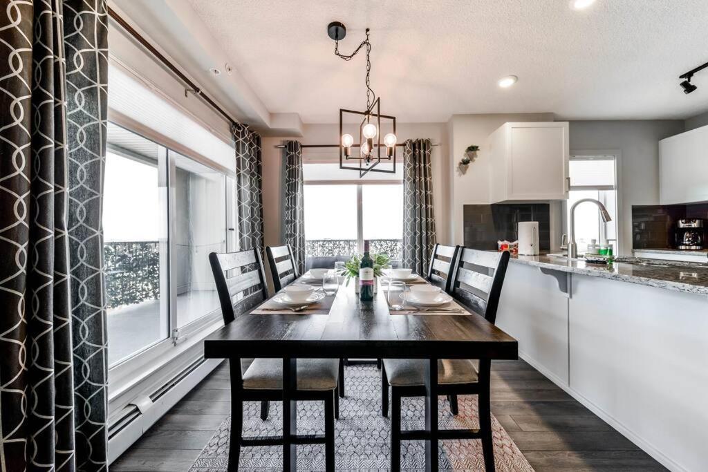 Bright Luxe Condo, Ac, Top Floor, King Bed, Balcony! Едмънтън Екстериор снимка