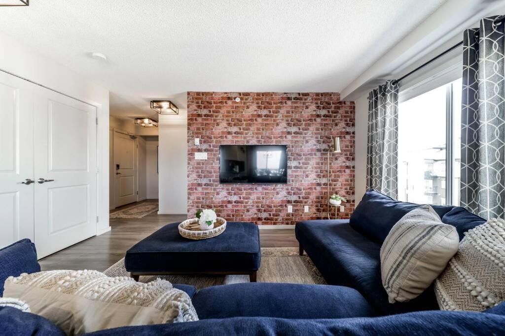 Bright Luxe Condo, Ac, Top Floor, King Bed, Balcony! Едмънтън Екстериор снимка