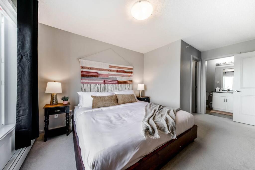 Bright Luxe Condo, Ac, Top Floor, King Bed, Balcony! Едмънтън Екстериор снимка