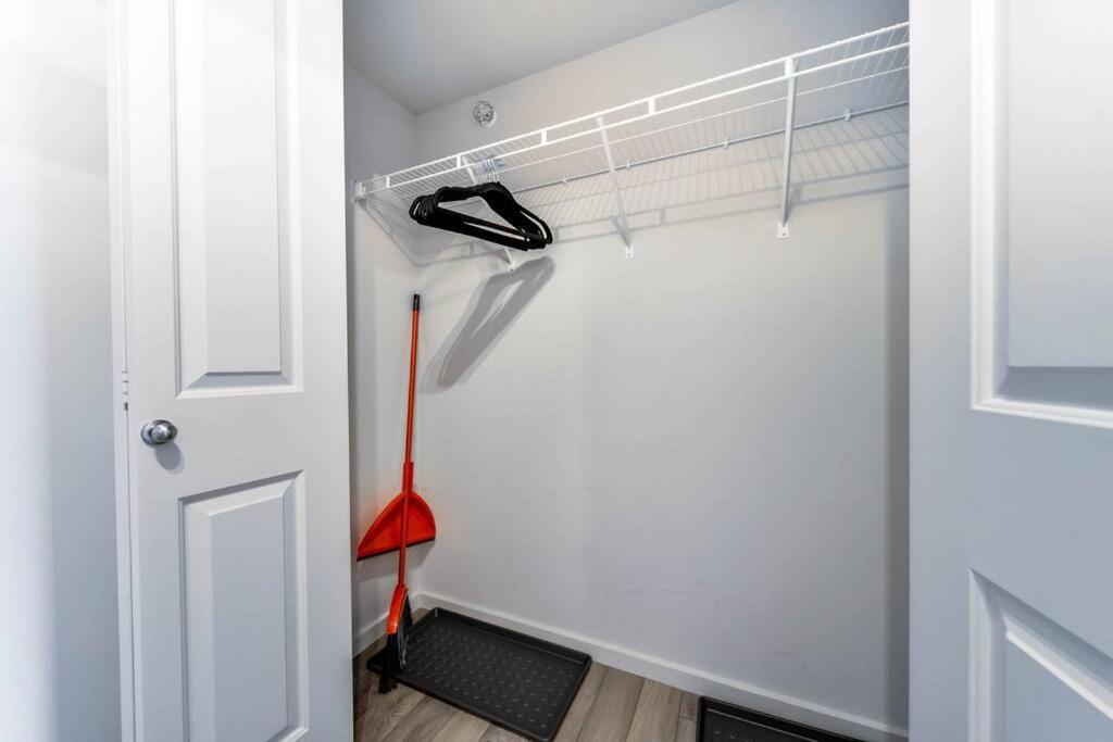 Bright Luxe Condo, Ac, Top Floor, King Bed, Balcony! Едмънтън Екстериор снимка