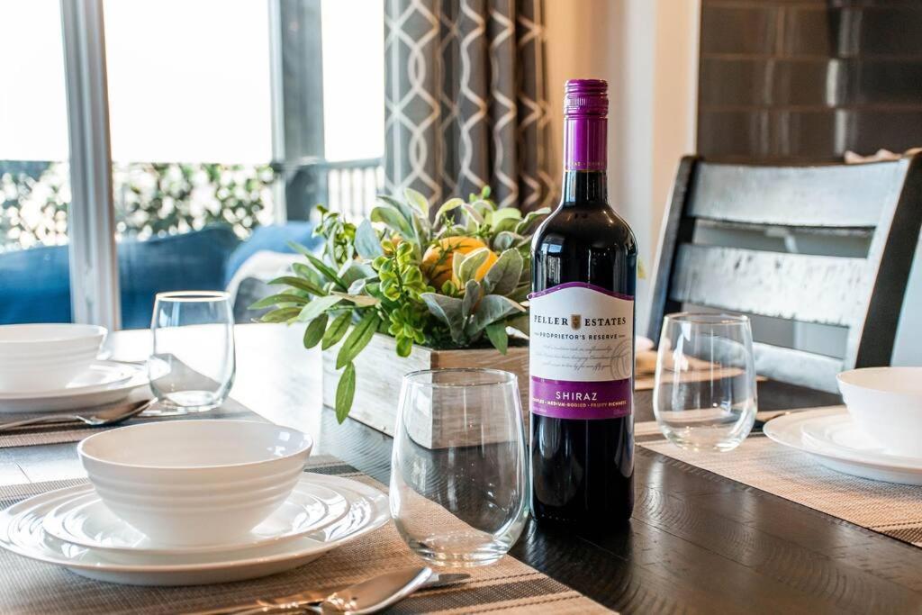 Bright Luxe Condo, Ac, Top Floor, King Bed, Balcony! Едмънтън Екстериор снимка